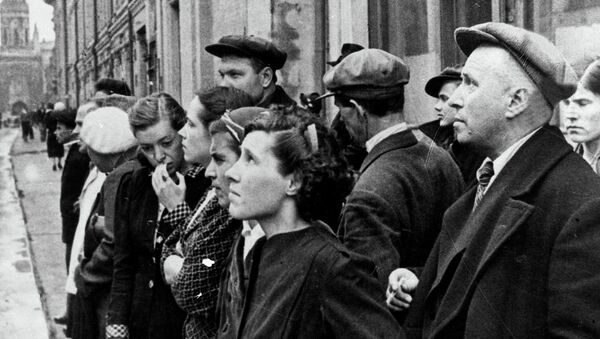 Жители столицы 22 июня 1941 года во время объявления по радио правительственного сообщения о вероломном нападении фашистской Германии