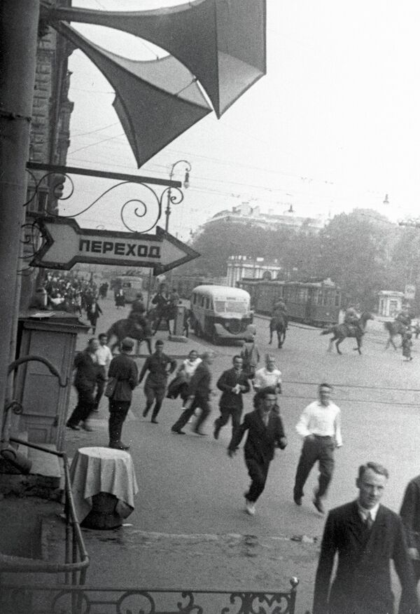 Ленинградцы бегут по улицам города в первые дни войны