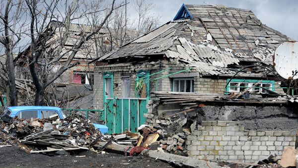 Разрушенный в результате обстрелов дом в поселке Никишино Донецкой области. Архивное фото