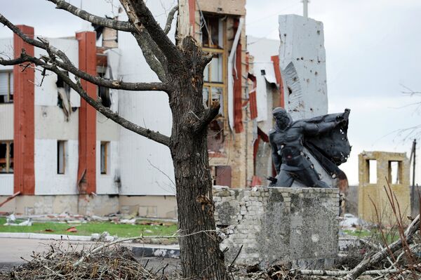 Разрушенное в результате обстрелов административное здание в Никишино Донецкой области