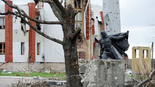 Разрушенное в результате обстрелов административное здание в Никишино Донецкой области. Архивное фото