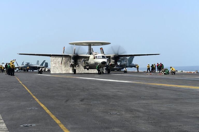 Самолёт дальнего радиолокационного обнаружения Грумман E-2 Хокай на палубе американского авианосца Теодор Рузвельт