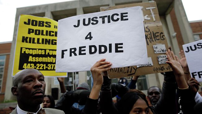 Акция протеста перед зданием полиции в Балтиморе в связи гибелью афроамериканца Фредди Грея. Архивное фото
