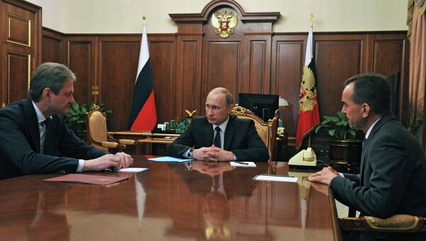 Президент России Владимир Путин и губернатор Краснодарского края Александр Ткачев во время встречи в Кремле
