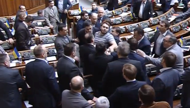 Потасовка во время заседания Верховной рады Украины 22 апреля 2015. Кадр из видео официального канала Верховной рады Украины на YouTube