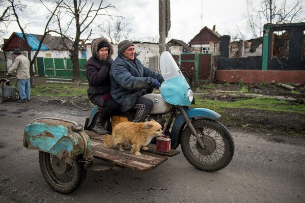 Местные жители на мотоцикле в селе Никишино Донецкой области