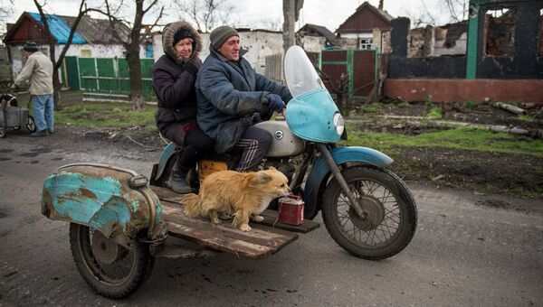 Местные жители на мотоцикле в селе Никишино Донецкой области