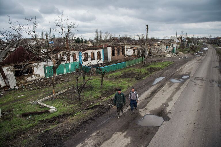 Разрушенные в результате обстрелов дома на центральной улице села Никишино