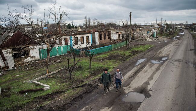 Разрушенные в результате обстрелов дома на центральной улице села Никишино. Архивное фото