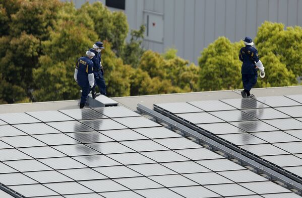 Полицейские осматривают крышу официальной резиденции премьер-министра Японии в Токио