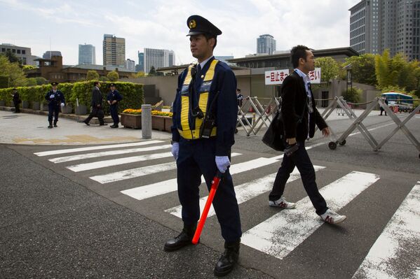Полицейский рядом с официальной резиденцией премьер-министра Японии Синдзо Абэ в Токио