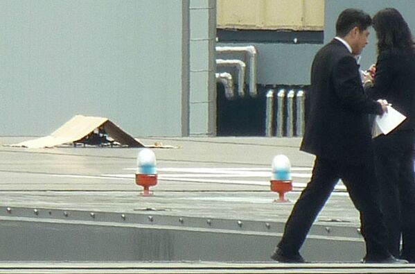 Сотрудники спецслужб на крыше резиденции премьер-министра Японии Синдзо Абэ в Токио