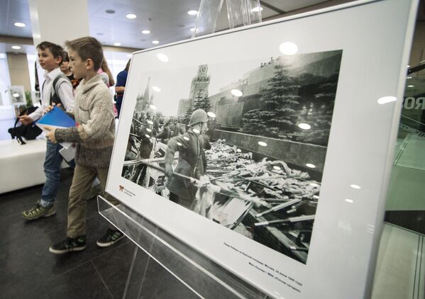 Дети на фотовыставке, посвященной 70-летию Победы в Великой Отечественной войне, в МИА Россия сегодня