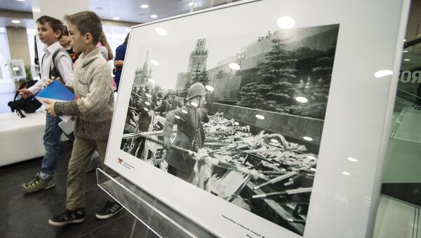 Дети на фотовыставке, посвященной 70-летию Победы в Великой Отечественной войне, Архивное фото в МИА Россия сегодня