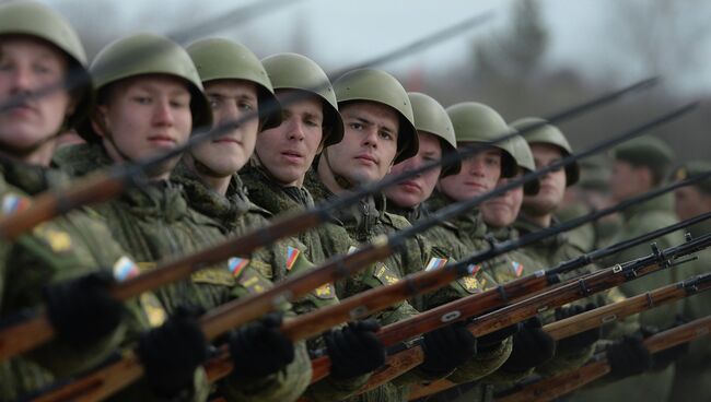 Военнослужащие на полигоне в Алабино во время совместной тренировки пеших и механизированных колонн к Параду Победы. Архивное фото