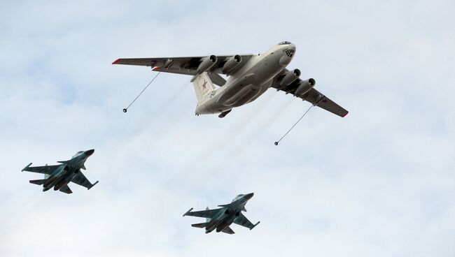 Самолет-заправщик Ил-78 и истребители-бомбардировщики Су-34. Архивное фото