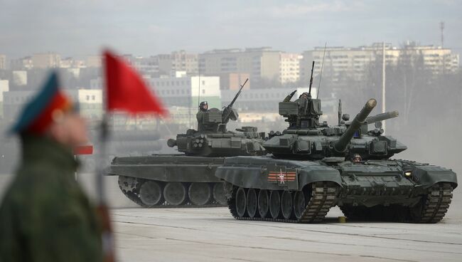 Танк Т-90А на полигоне в Алабино во время совместной тренировки пеших и механизированных колонн к Параду Победы. Архивное фото