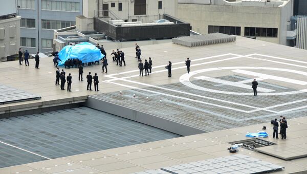 Полицейскиеисследуют дрон, приземлившийся на крышу резиденции премьер-министра Японии в Токио