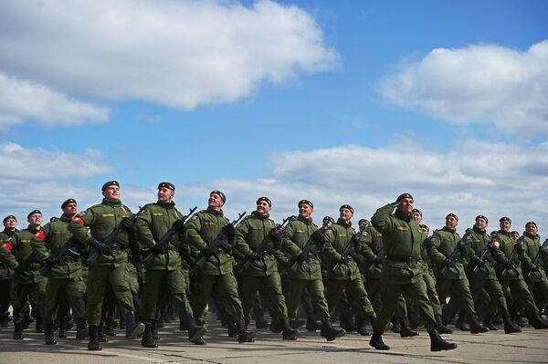 Военнослужащие на полигоне в Алабино во время совместной тренировки пеших и механизированных колонн к Параду Победы