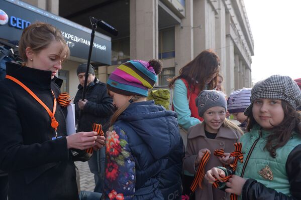 Учащиеся начальных классов одной из московских школ на экскурсии в МИА Россия сегодня участвуют в акции Георгиевская ленточка