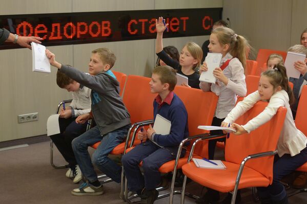 Учащиеся начальных классов одной из московских школ на экскурсии в МИА Россия сегодня