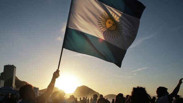 Болельщики сборной Аргентины с флагом на пляже