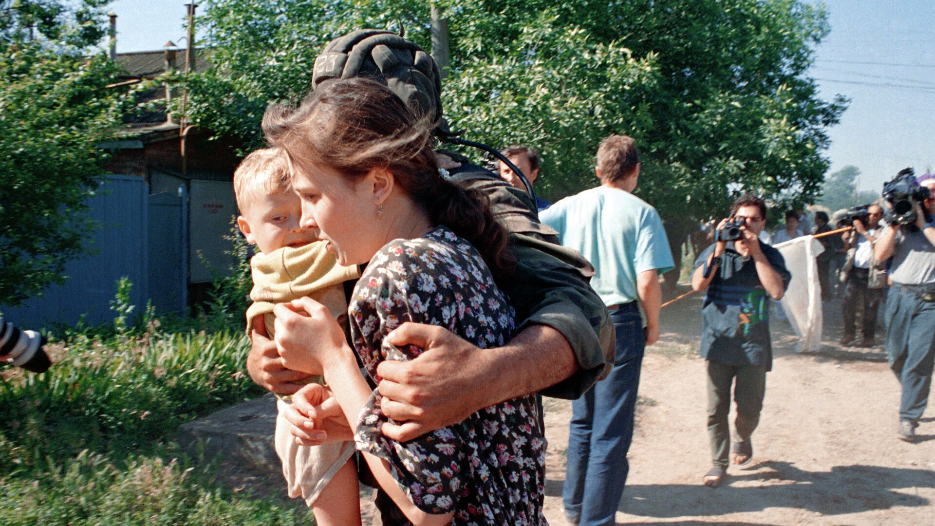 Мать с ребенком после освобождения из буденновской больницы - РИА Новости, 1920, 14.06.2020