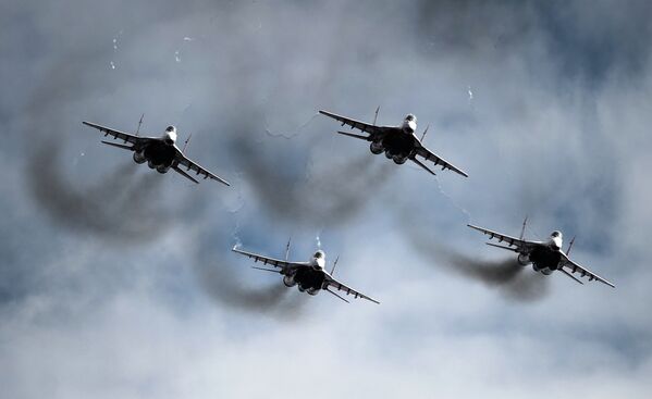 Истребители МиГ-29 пилотажной группы Стрижи во время подготовки воздушной части военного парада в честь 70-й годовщины Победы в ВОВ