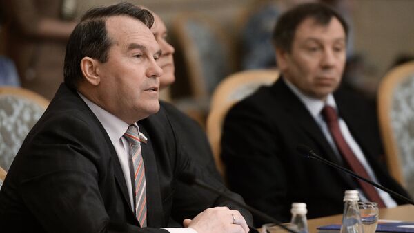 Член комитета Совета Федерации по международным делам Игорь Морозов (слева) во время круглого стола