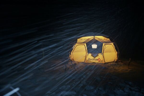 Из-за сильных бурь палатки команды Горная Абхазия / Времена года за 15-20 минут покрывались слоем снега и льда