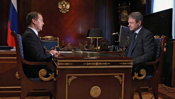 Председатель правительства РФ Дмитрий Медведев (слева) и министр сельского хозяйства РФ Александр Ткачев во время встречи в подмосковной резиденции Горки