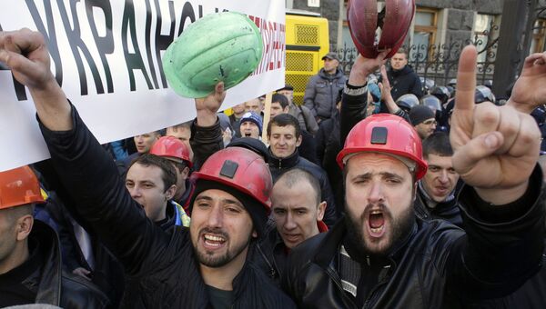 Шахтеры во время акции протеста перед зданием администрации президента Украины в Киеве. Архивное фото