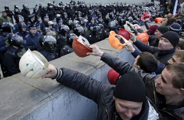 Шахтеры во время акции протеста перед зданием администрации президента Украины в Киеве