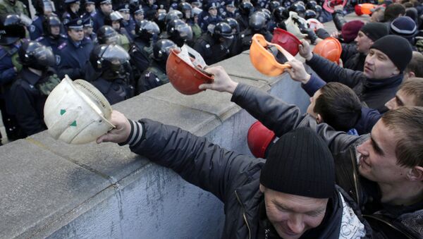 Шахтеры во время акции протеста перед зданием администрации президента Украины в Киеве. Архивное фото