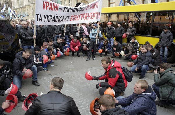 Шахтеры во время акции протеста перед зданием администрации президента Украины в Киеве