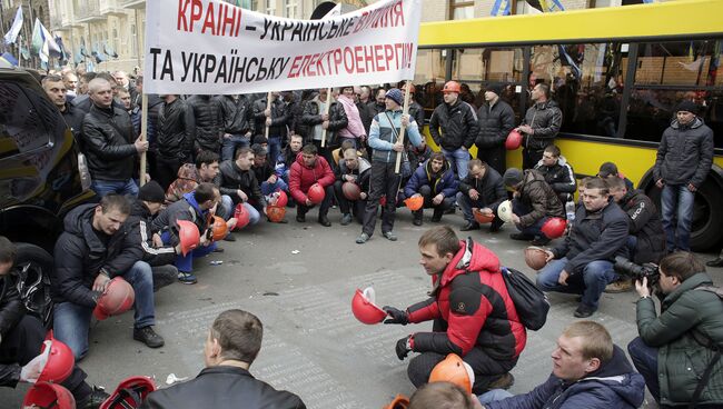 Шахтеры во время акции протеста перед зданием администрации президента Украины в Киеве