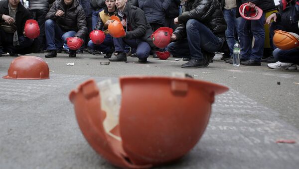 Шахтеры во время акции протеста перед зданием администрации президента Украины. Архивное фото в Киеве