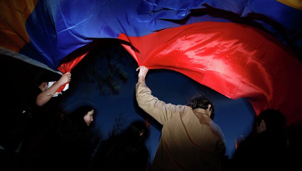 Люди с флагом Армении. Архивное фото