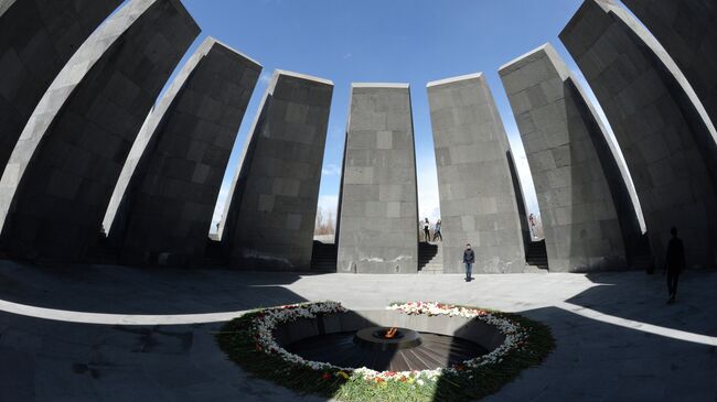 Вечный огонь Мемориала жертв геноцида армян Цицернакаберд. архивное фото