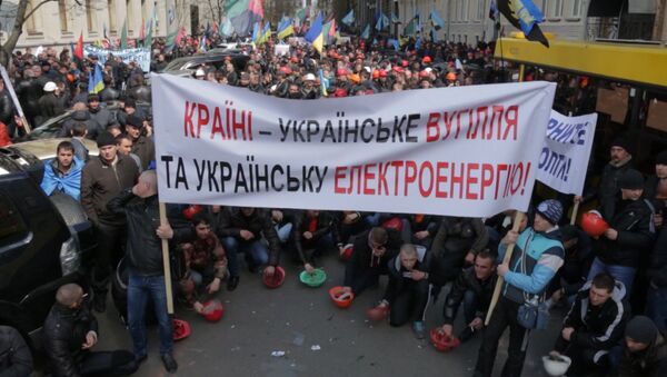 Шахтеры стучали касками по асфальту на акции протеста в Киеве