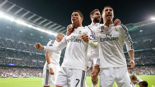 Футболисты мадридского Реала празднуют гол в ворота Атлетико