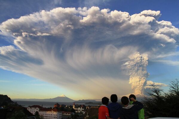 Местные жители наблюдают за извержением вулкана Кальбуко в Чили