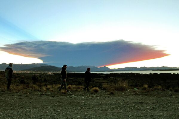 Вид на извержение вулкана Кальбуко в Чили из провинции Рио-Негро в Аргентине
