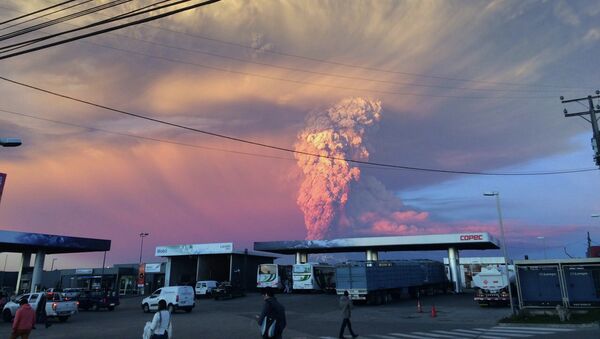 Вид на извержение вулкана Кальбуко из Пуэрто-Варас, Чили. Архивное фото