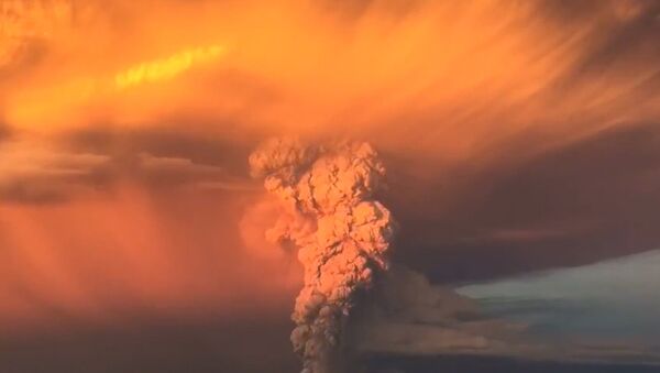 Вулкан Кальбуко в Чили выбросил тонны пепла и окрасил небо в оранжевый цвет