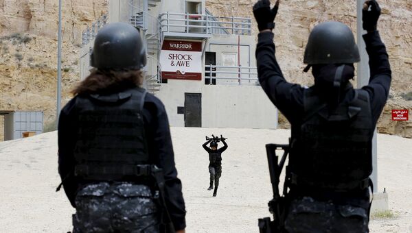 Сотрудницы иорданского спецназа принимают участие в седьмых ежегодных соревнованиях групп спецназа Warrior-2015 в Аммане, Иордания. 22 апреля 2015
