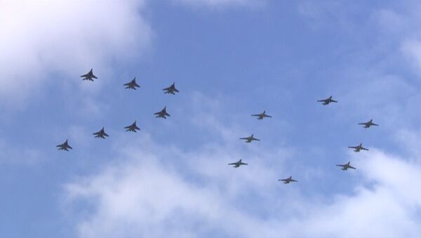 Самолеты выстроились в виде числа 70 на репетиции парада Победы в Алабино