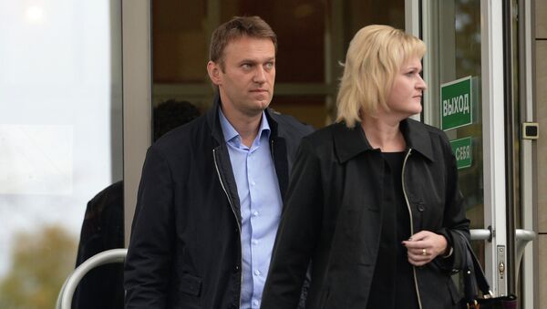 Оппозиционер Алексей Навальный и адвокат Ольга Михайлова у здания Мосгорсуда после судебного заседания
