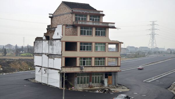 Дом, вокруг которого была построена дорога в провинции Чжэцзян, Китай