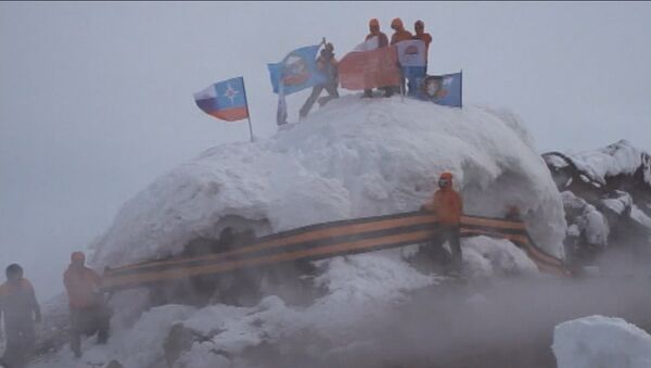 Спасатели опоясали 30-метровой георгиевской лентой скалу вулкана на Камчатке